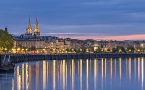 Panorama nocturno de Burdeos