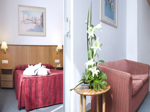 Aparthotel Atenea Vall�s