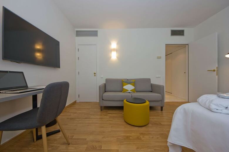 Aparthotel Atenea Vall�s