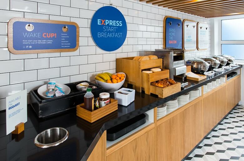 Hotel Express By Holiday Inn Cardiff Bay