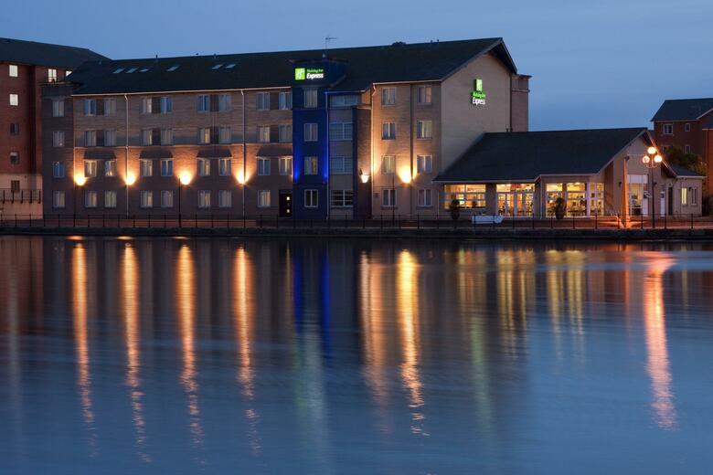 Hotel Express By Holiday Inn Cardiff Bay