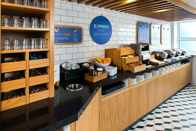 Hotel Express By Holiday Inn Cardiff Bay