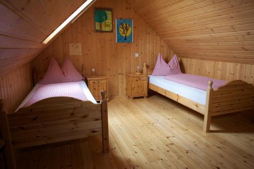 Holzblockh�user Fam. Schabus