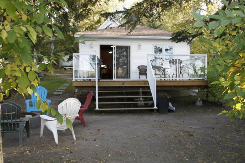Lakefront Cottage In Manitou Beach