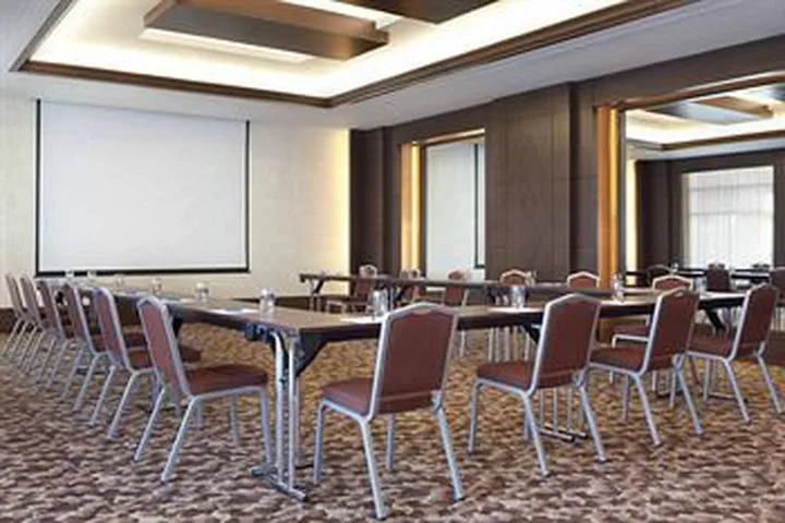 Hotel Four Points By Sheraton (clase)
