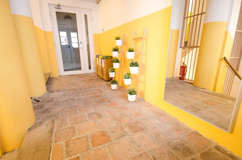 Hostal Rooms Ambro?i?