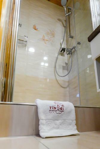 Tin�di Hotel �s �tterem