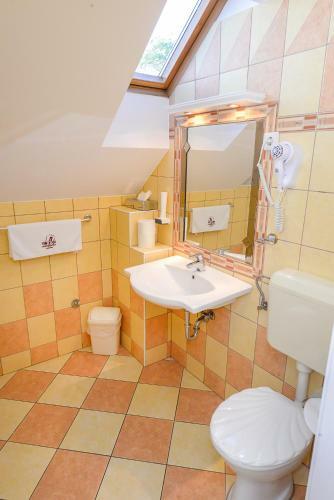 Tin�di Hotel �s �tterem