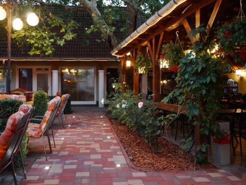 Tin�di Hotel �s �tterem