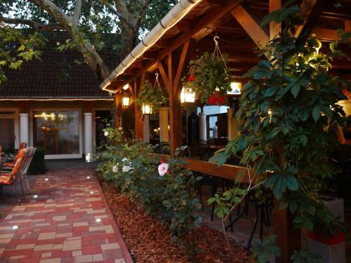 Tin�di Hotel �s �tterem