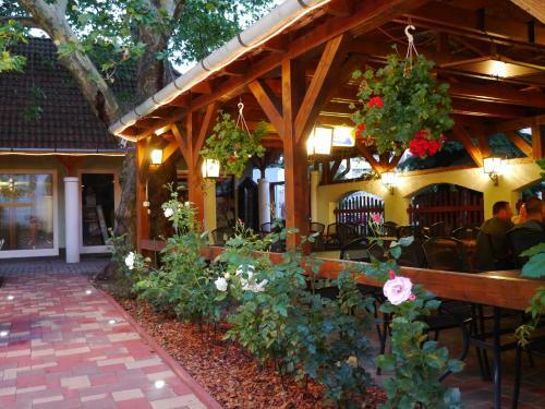 Tin�di Hotel �s �tterem