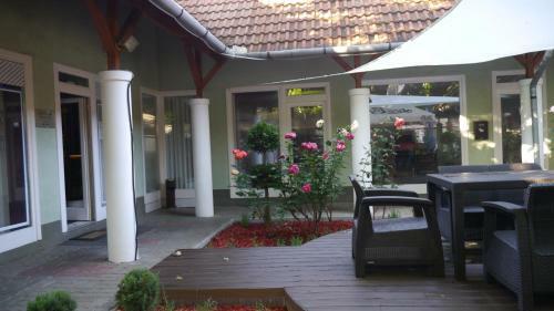 Tin�di Hotel �s �tterem