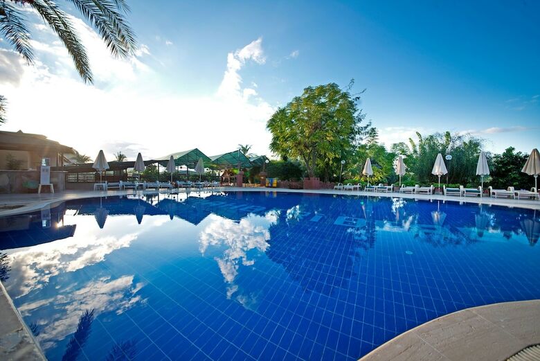 Mc Mahberi Beach Hotel
