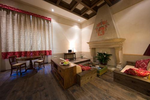 Hostal Palazzo Castiglioni Luxury Suites