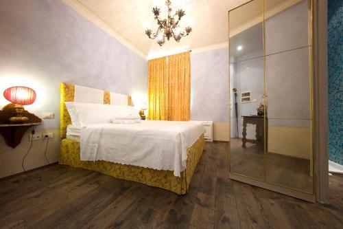 Hostal Palazzo Castiglioni Luxury Suites