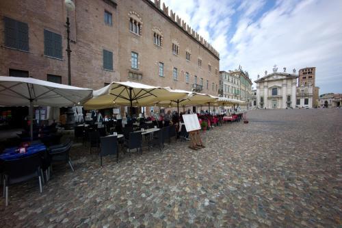 Hostal Palazzo Castiglioni Luxury Suites