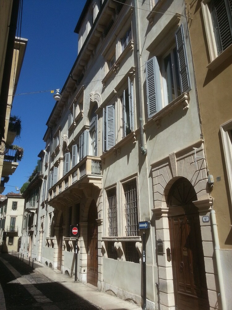 Palazzo Camozzini Apartments