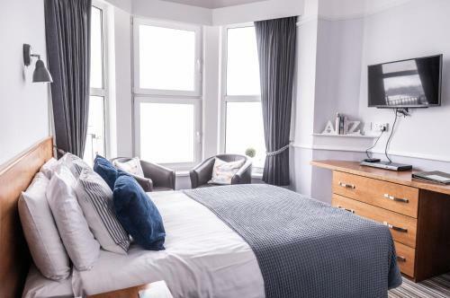 Kingswood & Devoran Hotel