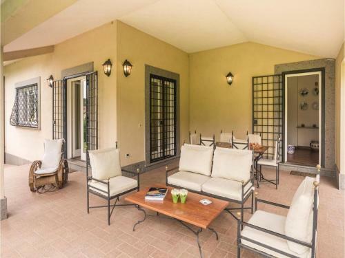 Seven-bedroom Holiday Home In Bracciano Rm
