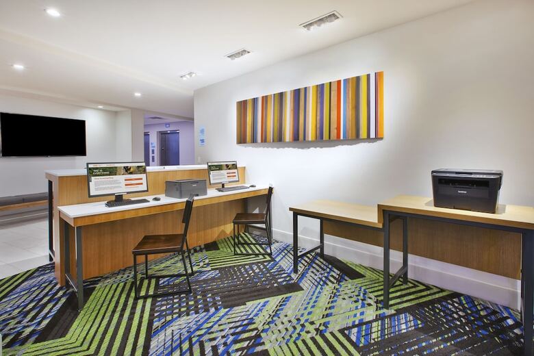 Hotel Holiday Inn Express & Suites Grand Rapids Airport North By Ihg