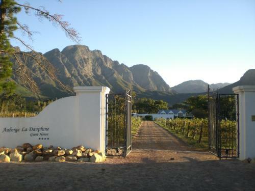 Hostal Auberge La Dauphine Guest House