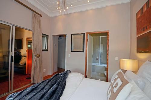 Hostal Saffron Guest House