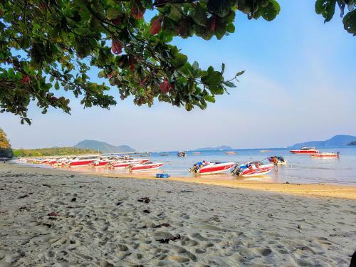 Hotel Naiharn Beach Resort