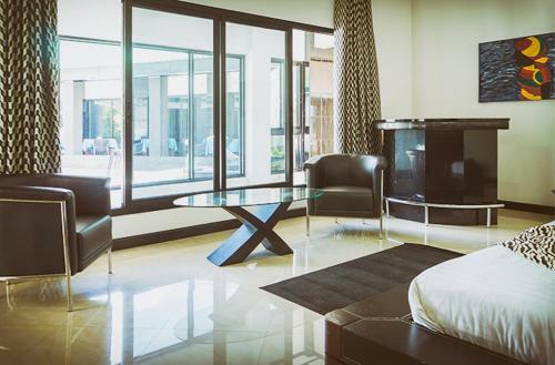 Le Dolphin's Grand Paradiso Hotel
