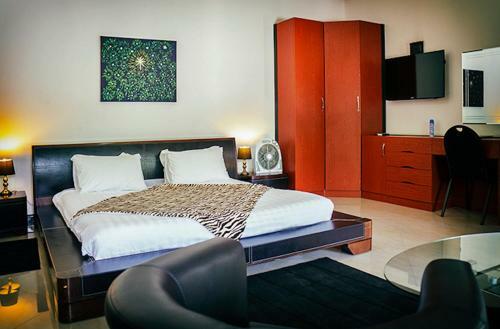 Le Dolphin's Grand Paradiso Hotel