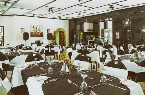 Le Dolphin's Grand Paradiso Hotel