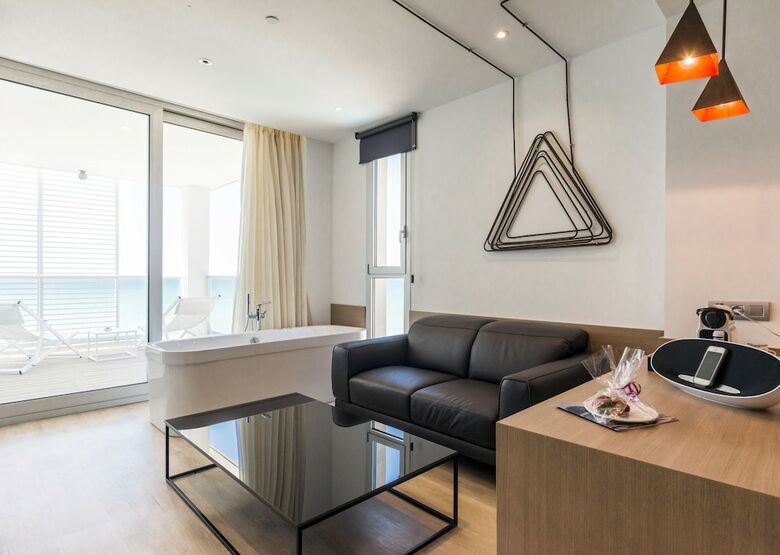 Hotel Pure Salt Garonda