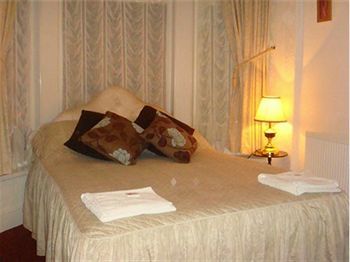 The Holmeleigh Hotel - Guest House