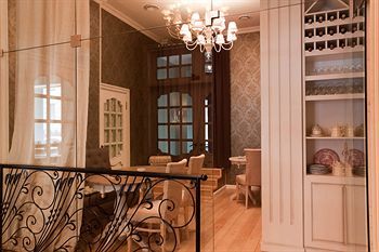 Chalet De Provence Business Hotel