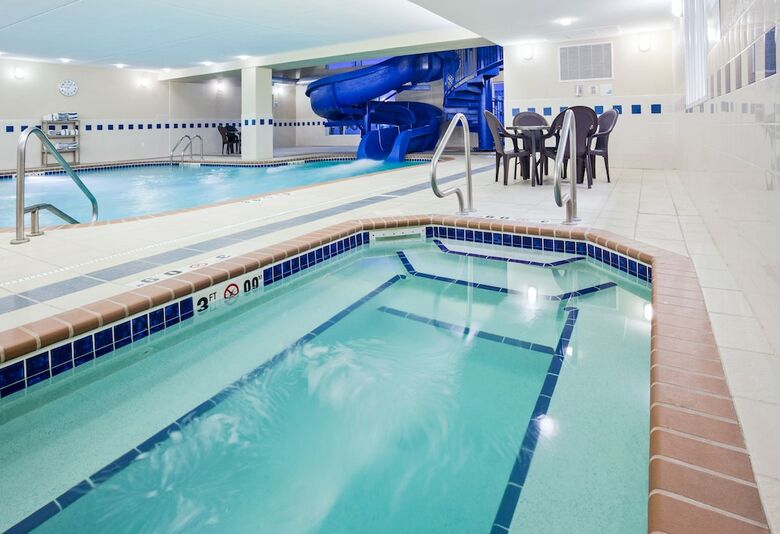 Holiday Inn Express Hotel & Suites Dickinson
