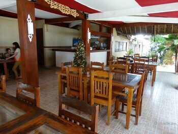 Hotel Whites And Greens Beach Resort