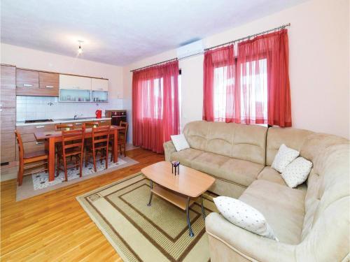 Three-bedroom Apartment In Kastel Gomilica