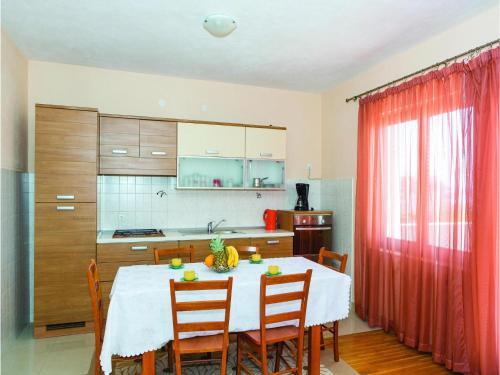 Three-bedroom Apartment In Kastel Gomilica