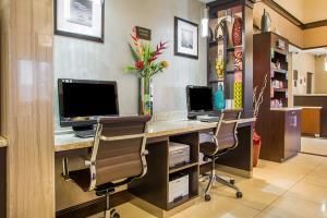 Hotel Comfort Suites West