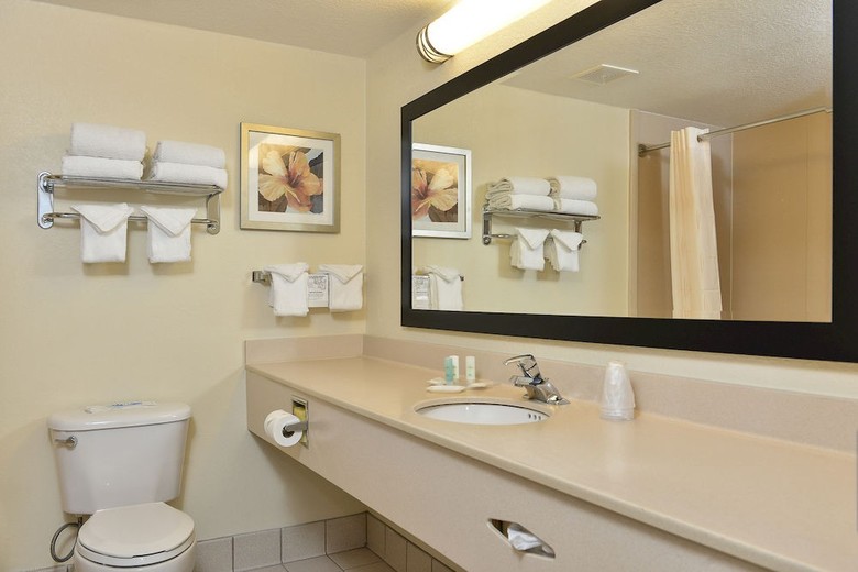 Hotel Comfort Suites Maingate East
