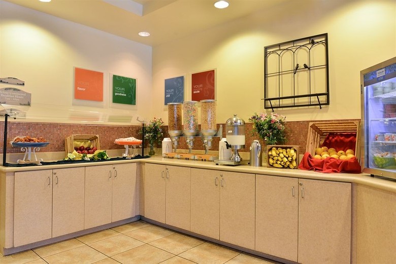 Hotel Comfort Suites Maingate East