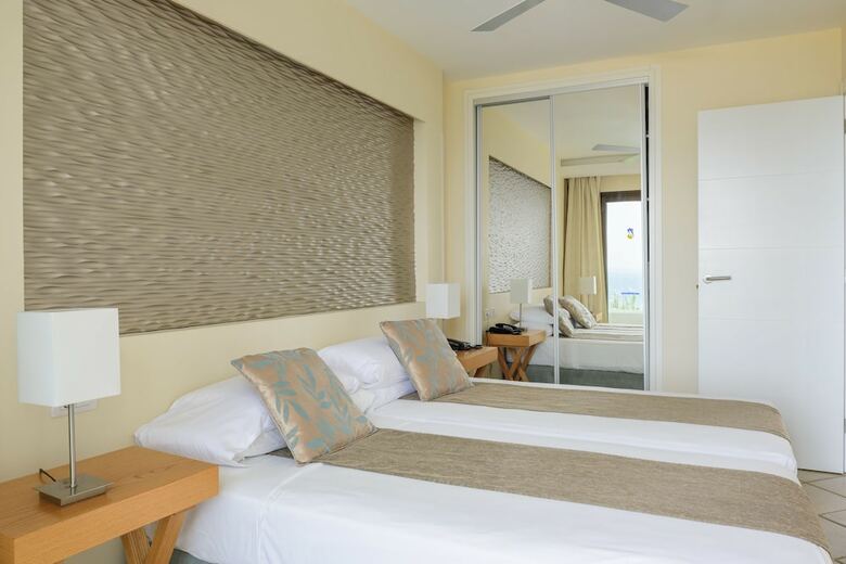 Pearly Grey Ocean Club Apartments & Suites