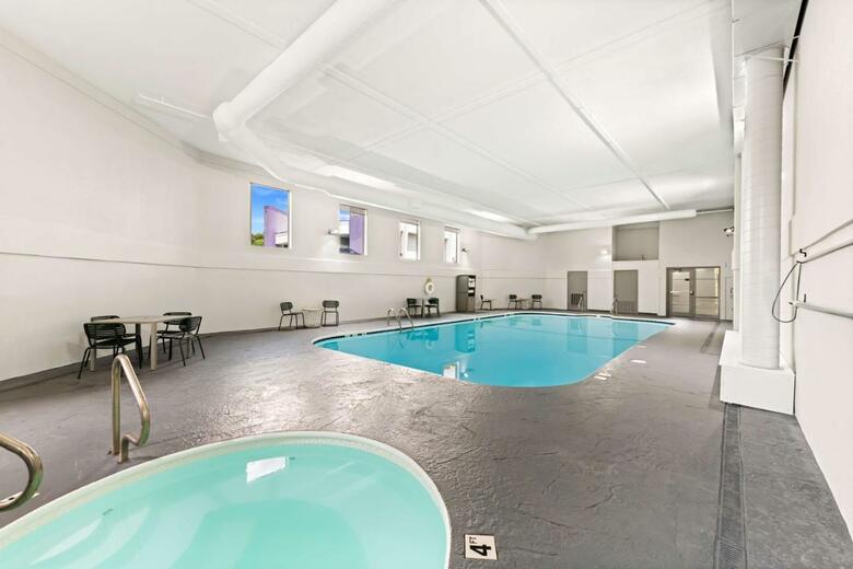 Barrington Hotel & Suites