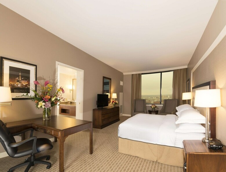 Hilton Indianapolis Hotel & Suites