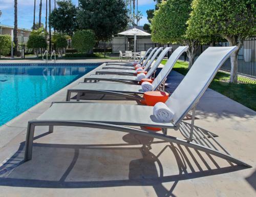Anaheim Plaza Hotel And Suites