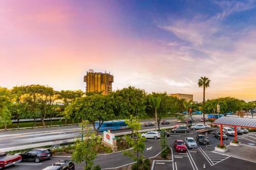 Anaheim Plaza Hotel And Suites