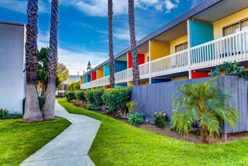 Anaheim Plaza Hotel And Suites
