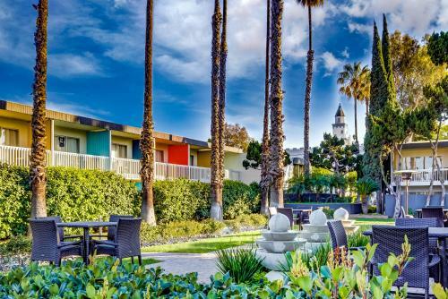 Anaheim Plaza Hotel And Suites