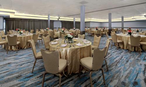 Anaheim Plaza Hotel And Suites