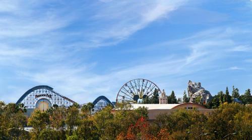 Anaheim Plaza Hotel And Suites