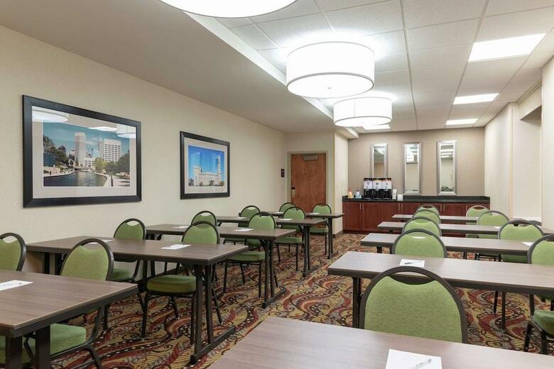 Hotel Hampton Inn Downtown, Across From Circle Center